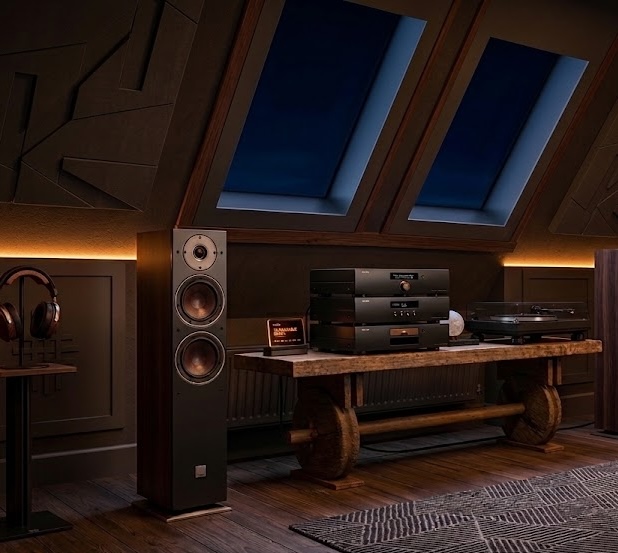 Salle d'écoute hifi mansardée avec enceintes colonnes, électroniques et platine vinyle